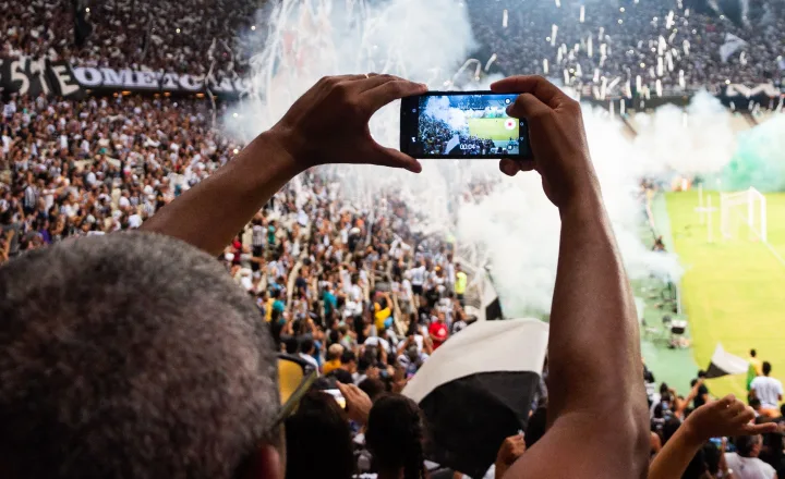 Torcida em estádio de futebol durante partida