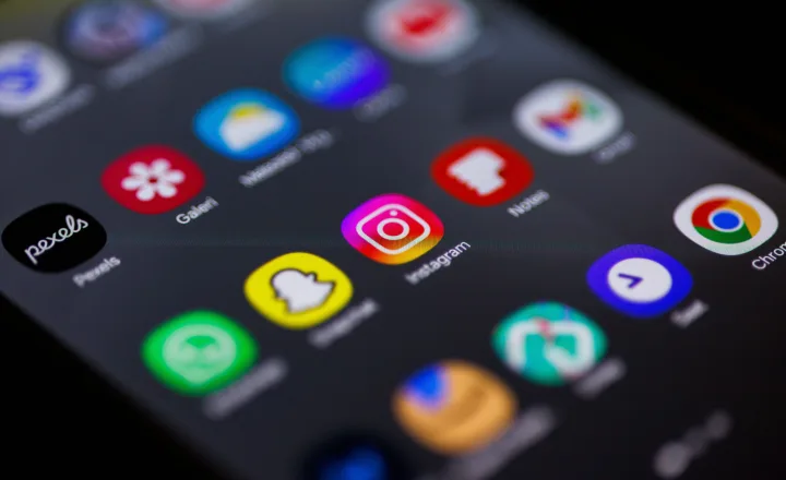 Tela de smartphone com aplicativos para acesso móvel