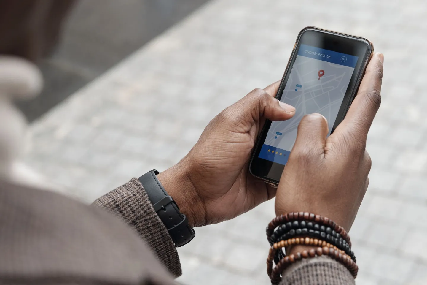 Pessoa usando aplicativo de navegação no celular em contexto de consulta móvel